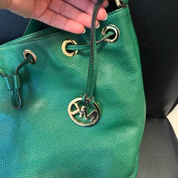 Micheal Kors shoulder bags👜, green color,one size , zipper pocket inside - Picture 10 of 12